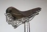 Vintage Industriële Kruk met Brooks Zadel – foto 3 – kavel bij De Kringwinkel, Izegem
