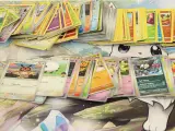 Groot Pokémon verzamel lot – TCG kaarten, tins, Pikachu knuffel, DVD’s, Pokémon GO & accessoires – foto 11 – kavel bij De Kringwinkel, Antwerpen