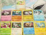 Groot Pokémon verzamel lot – TCG kaarten, tins, Pikachu knuffel, DVD’s, Pokémon GO & accessoires – foto 12 – kavel bij De Kringwinkel, Antwerpen