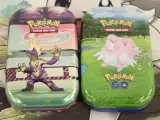 Groot Pokémon verzamel lot – TCG kaarten, tins, Pikachu knuffel, DVD’s, Pokémon GO & accessoires – foto 14 – kavel bij De Kringwinkel, Antwerpen