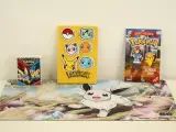 Groot Pokémon verzamel lot – TCG kaarten, tins, Pikachu knuffel, DVD’s, Pokémon GO & accessoires – foto 3 – kavel bij De Kringwinkel, Antwerpen
