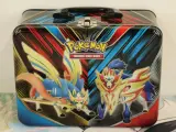 Groot Pokémon verzamel lot – TCG kaarten, tins, Pikachu knuffel, DVD’s, Pokémon GO & accessoires – foto 4 – kavel bij De Kringwinkel, Antwerpen