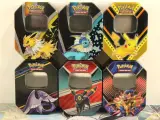 Groot Pokémon verzamel lot – TCG kaarten, tins, Pikachu knuffel, DVD’s, Pokémon GO & accessoires – foto 6 – kavel bij De Kringwinkel, Antwerpen