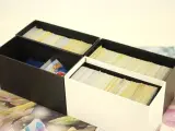 Groot Pokémon verzamel lot – TCG kaarten, tins, Pikachu knuffel, DVD’s, Pokémon GO & accessoires – foto 10 – kavel bij De Kringwinkel, Antwerpen