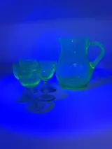 Set 5 uranium glazen en 1 karaf – foto 2 – kavel bij De Kringwinkel, Dendermonde