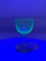 Set 5 uranium glazen en 1 karaf – foto 6 – kavel bij De Kringwinkel, Dendermonde