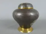 Decoratieve metalen pot met deksel en bloemmotief – foto 2 – kavel bij De Kringwinkel, Diest
