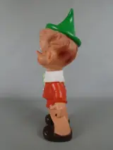 Vintage plastic beeldje van een jongen met groene hoed – foto 2 – kavel bij De Kringwinkel, Diest