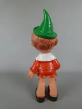 Vintage plastic beeldje van een jongen met groene hoed – foto 3 – kavel bij De Kringwinkel, Diest