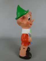 Vintage plastic beeldje van een jongen met groene hoed – foto 4 – kavel bij De Kringwinkel, Diest