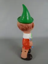 Vintage plastic beeldje van een jongen met groene hoed – foto 5 – kavel bij De Kringwinkel, Diest