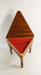 Driehoekige houten sieradenkast met muziekdoos en marqueterie – foto 2 – kavel bij De Kringwinkel, Turnhout