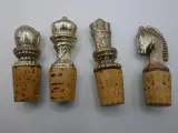 Set van vier vintage flesstoppen in de vorm van schaakstukken – foto 2 – kavel bij De Kringwinkel, Diest