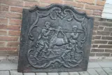 Gietijzeren haardplaat 'Retour de chasse' – foto 4 – kavel bij De Kringwinkel, Brecht