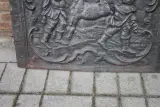 Gietijzeren haardplaat 'Retour de chasse' – foto 5 – kavel bij De Kringwinkel, Brecht