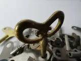 Grote partij mechanische opwindsleutels (Klokken & Speelgoed) – foto 4 – kavel bij De Kringwinkel, Heverlee
