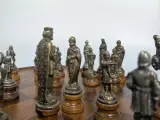 Schaakspel met houten schaakbord en metalen schaakstukken – foto 4 – kavel bij De Kringwinkel, Sint-Niklaas