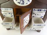 Vintage houten kruidenkastje met keramische lades - Delftsblauw stijl – foto 8 – kavel bij De Kringwinkel, Heverlee