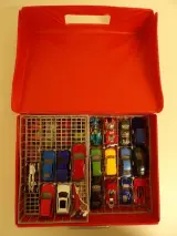 Verzameling speelgoedauto's in Hot Wheels koffer (2) – foto 2 – kavel bij De Kringwinkel, Leopoldsburg
