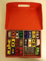 Verzameling speelgoedauto's in Hot Wheels koffer (3) – foto 2 – kavel bij De Kringwinkel, Leopoldsburg