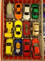 Verzameling speelgoedauto's in Hot Wheels koffer (3) – foto 3 – kavel bij De Kringwinkel, Leopoldsburg