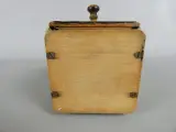 Vintage Handmatige Koffiemolen met Speelkaartafbeelding – foto 5 – kavel bij De Kringwinkel, Diest