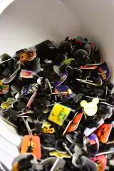 Grote verzameling Disney en Pixar pins – Carrefour België – 2010 – foto 2 – kavel bij De Kringwinkel, Turnhout