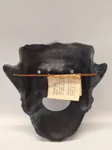 Paar ambachtelijk gemaakte klassieke Griekse theatermaskers, terracotta met een karakteristieke groen/zwarte patine – foto 4 – kavel bij De Kringwinkel, Gent