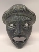 Paar ambachtelijk gemaakte klassieke Griekse theatermaskers, terracotta met een karakteristieke groen/zwarte patine – foto 8 – kavel bij De Kringwinkel, Gent