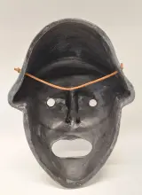Paar ambachtelijk gemaakte klassieke Griekse theatermaskers, terracotta met een karakteristieke groen/zwarte patine – foto 9 – kavel bij De Kringwinkel, Gent