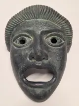 Paar ambachtelijk gemaakte klassieke Griekse theatermaskers, terracotta met een karakteristieke groen/zwarte patine – foto 10 – kavel bij De Kringwinkel, Gent