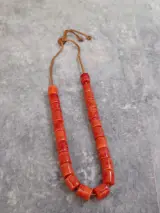 Sieradenset met rode kralen - Ketting en oorbellen – foto 2 – kavel bij De Kringwinkel, Gent