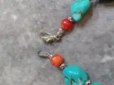 Sieradenset met Turkoois en rode accentkralen - Ketting en armband – foto 8 – kavel bij De Kringwinkel, Gent