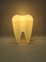 Bijzondere tafellamp in tandvorm - Wit kunststof in Tooth Lamp-stijl – foto 2 – kavel bij De Kringwinkel, Gent
