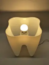 Bijzondere tafellamp in tandvorm - Wit kunststof in Tooth Lamp-stijl – foto 9 – kavel bij De Kringwinkel, Gent