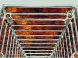 Ambachtelijke glas-in-lood tafellamp met donkerrood reliëfglas - Brutalistische stijl – foto 11 – kavel bij De Kringwinkel, Gent