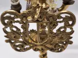 Antieke messing tafellamp met vier lichtpunten en sierlijke ornamenten - Jaren 1920–1930 – foto 12 – kavel bij De Kringwinkel, Gent