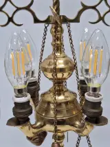 Antieke messing tafellamp met vier lichtpunten en sierlijke ornamenten - Jaren 1920–1930 – foto 5 – kavel bij De Kringwinkel, Gent