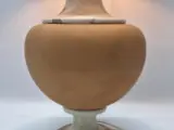 Exclusieve Mid-Century tafellamp in travertijn en terracotta - Sculpturaal vintage design – foto 4 – kavel bij De Kringwinkel, Gent