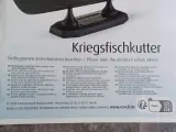 Set van 3 Revell modelbouwkits - Kriegsfischkutter, HMCS Snowberry en WASP Class – foto 11 – kavel bij De Kringwinkel, Gent