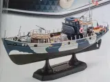 Set van 3 Revell modelbouwkits - Kriegsfischkutter, HMCS Snowberry en WASP Class – foto 12 – kavel bij De Kringwinkel, Gent