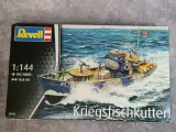 Set van 3 Revell modelbouwkits - Kriegsfischkutter, HMCS Snowberry en WASP Class – foto 8 – kavel bij De Kringwinkel, Gent