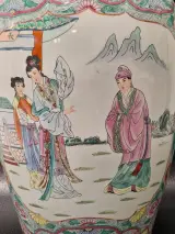 Grote Chinese porseleinen vaas, gedecoreerd in de traditionele Famille Rose-stijl – foto 3 – kavel bij De Kringwinkel, Gent
