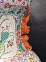 Grote Chinese porseleinen vaas, gedecoreerd in de traditionele Famille Rose-stijl – foto 7 – kavel bij De Kringwinkel, Gent