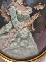 Set van 2 antieke ovalen 3D diorama kijkkasten / textielschilderijen in vergulde lijsten – foto 14 – kavel bij De Kringwinkel, Gent