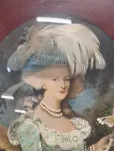 Set van 2 antieke ovalen 3D diorama kijkkasten / textielschilderijen in vergulde lijsten – foto 16 – kavel bij De Kringwinkel, Gent