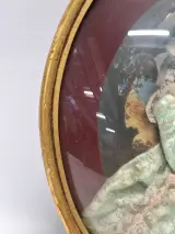 Set van 2 antieke ovalen 3D diorama kijkkasten / textielschilderijen in vergulde lijsten – foto 17 – kavel bij De Kringwinkel, Gent