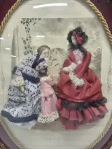 Set van 2 antieke ovalen 3D diorama kijkkasten / textielschilderijen in vergulde lijsten – foto 4 – kavel bij De Kringwinkel, Gent
