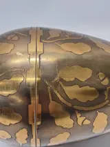 Belgische Art Deco dinanderie vaas met eikenbladeren, gegraveerde signatuur Majan – foto 7 – kavel bij De Kringwinkel, Gent