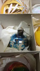 Set vintage glazen kerstballen en piek in originele dozen – foto 3 – kavel bij De Kringwinkel, Zottegem